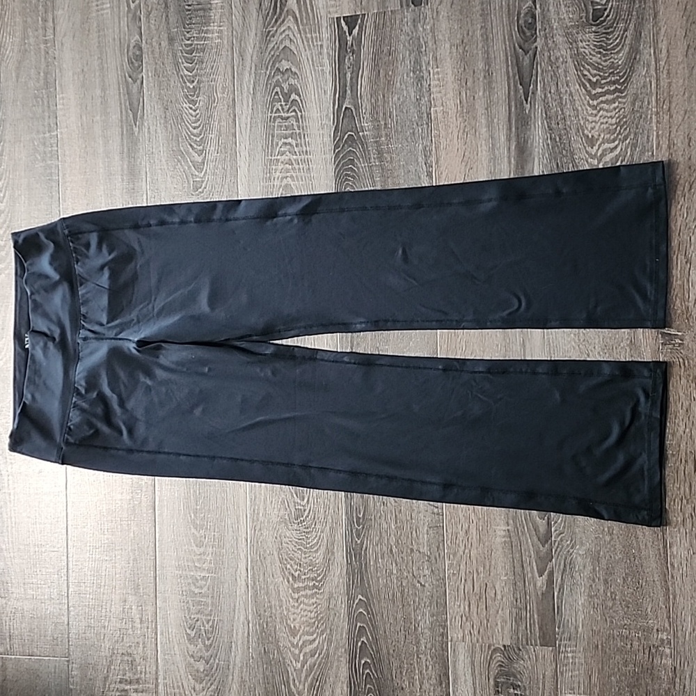 🦇 New York & Company Bootcut Yoga Pant 🦇